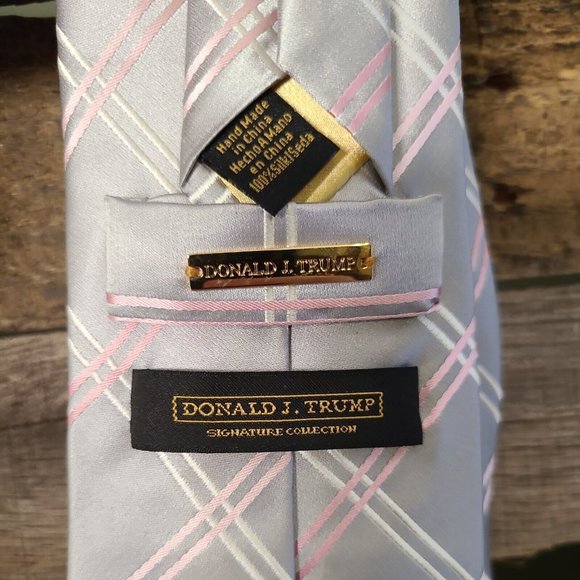 Donald J Trump Signature Collection Men's Gray & Pink Striped 100% Silk Neck Tie - Picture 3 of 5